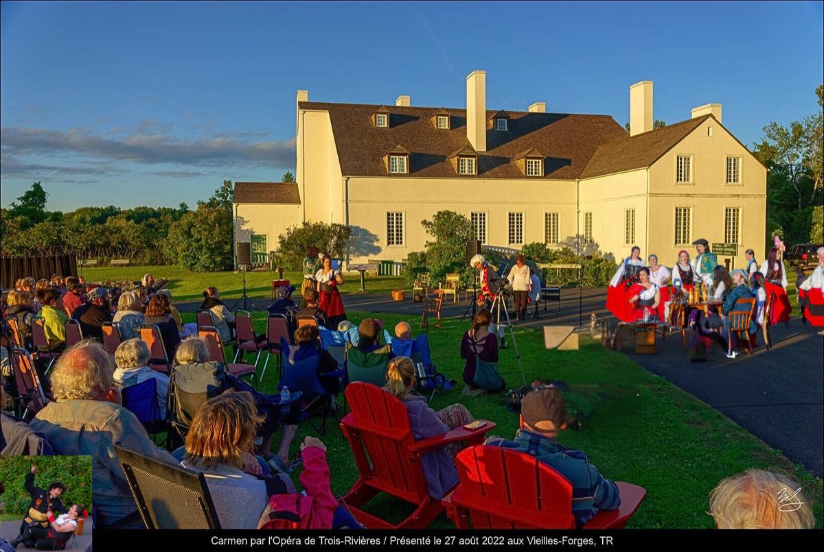 Concert lyrique en plein air devant une foule au coucher du soleil, évocation du festival turc